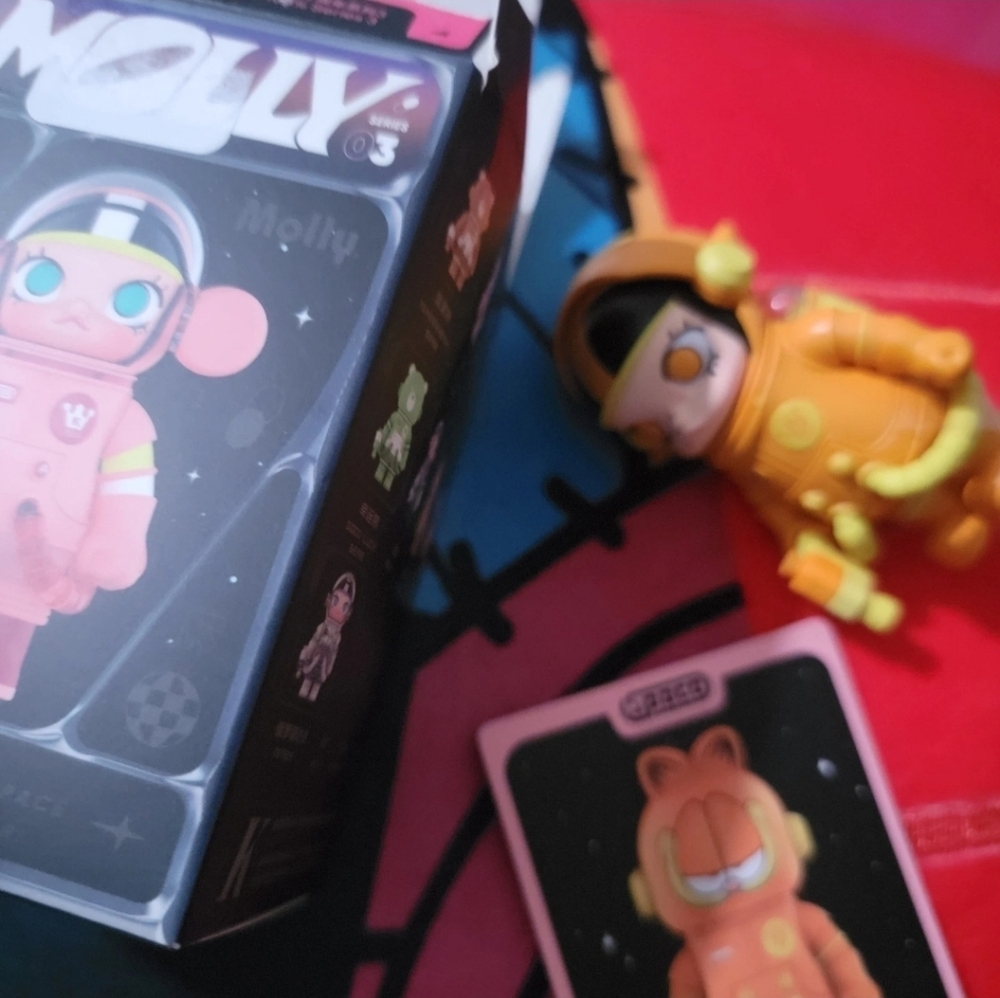 Space Molly Series 3- Garfield - Picture 3 of 5
